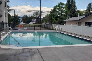 Lakeside studio with pool - 4