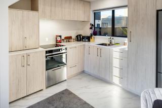 Modern 3 bed overlooking Hagley Park - 3