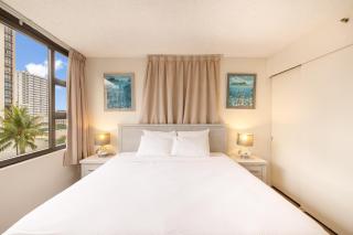 8Fl Mountain view near Waikiki beach with pool & parking - 1