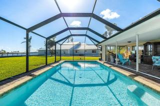 Heated Saltwater Pool, Sleeps 6 - Villa Shangri-La - Cape Coral - 0