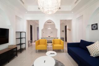 Chic 2BR with Burj Khalifa View in Souk Al Bahar - Dubai - 3
