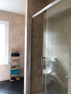 Prime Central Location,Free parking available by reservation only, limited spaces, En suite and shared room options in a 4 bedroom property, Shared kitchen and great value for short city breaks, shoppers, business and festival racegoers - 8