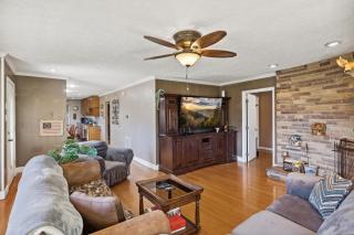 Mid-Century Vintage Brick Ranch Upstairs Guesthouse - Sevierville - 8