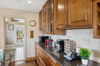 Mid-Century Vintage Brick Ranch Upstairs Guesthouse - Sevierville - 2