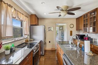 Mid-Century Vintage Brick Ranch Upstairs Guesthouse - 3