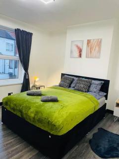Central area terraced house with private hot tub - 9