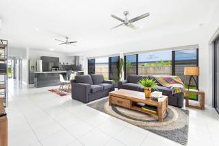 Modern Pet Friendly 3BR Home, BBQ, Fenced Backyard - Trinity Beach - 0