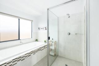 Modern Pet Friendly 3BR Home, BBQ, Fenced Backyard - Trinity Beach - 4