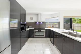 Modern Pet Friendly 3BR Home, BBQ, Fenced Backyard - Trinity Beach - 5