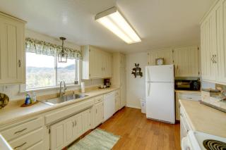 30-Acre Witter Springs Ranch with Barn and Views! - Upper Lake - 1