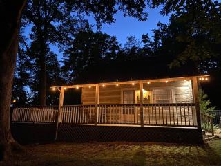 Bear Creek Cabin, Hot Tub, WIFI, Cozy Cabin Retreat in the Smokies Comfort & Fun for All - Sevierville - 7