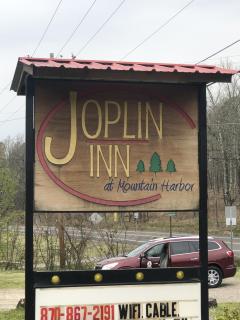 Budget friendly queen studio with full kitchen, two queen beds and sleeper sofa Hotel Room - Mount Ida - 8