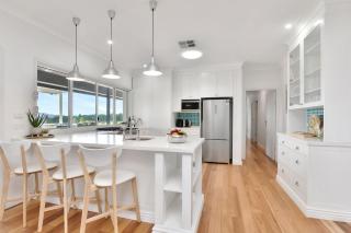 Palmers Lane On Vineyard 5br Homestead with Pool - 1