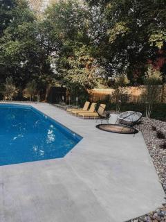 Ode to the '70's creative private home with pool - Honey Brook - 3