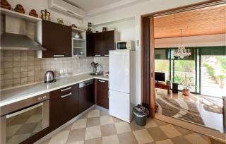 Stunning Apartment In Postira With Wifi - 5