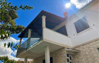 Stunning Apartment In Postira With Wifi - 2
