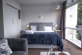 Centrally Located Light-filled Studio w Parking - Auckland - 1