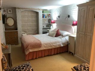 Cosy Cottage ground floor bedroom ensuite with private entrance - 9