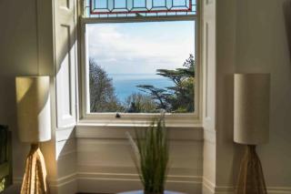 Stylish Sea View Apartment - 4