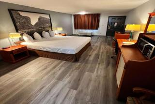 Super 8 by Wyndham Sealy - Sealy - 1