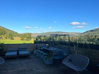 Sleeps 10. The Old pink library by loch and river - 3