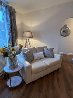 Nearby Glastonbury, Next to Street Town Centre - Ground Floor Large 3 BD With Parking, Sleeps Up to 6 - 7