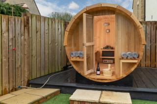 Designer Cotswold post house with external sauna - 2