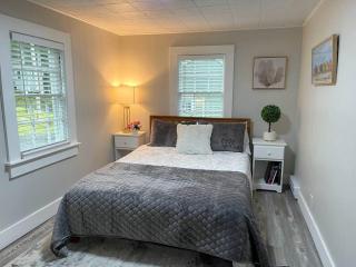 Spacious 1 Bedroom Cottage Close to Everything 3 - Edgecomb - 5