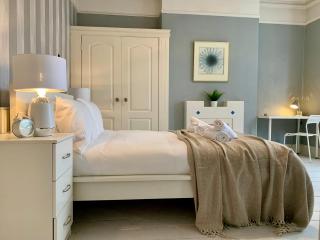 Somerford Place - 6 Beds - Sleeps 12 - Parks 2-3 cars/vans - 9