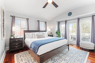 Rooftop Deck with Parking - 3 Blocks to KING - 5