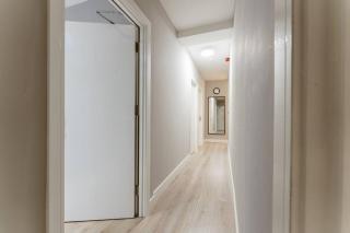 Central London Delight -Cozy Kitchenette for Your Urban Retreat - 8