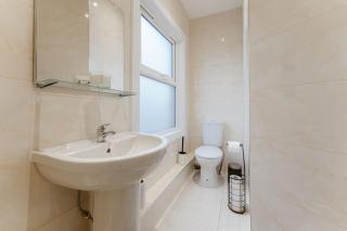 Central London Delight -Cozy Kitchenette for Your Urban Retreat - 6