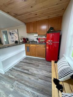 Spacious 1 Bedroom Close to Everything 4 - Edgecomb - 5