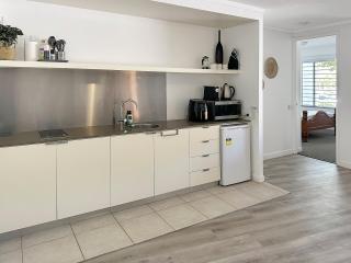 Blue on Blue Large One Bedroom Apartment, steps from ferry, amazing pool, wifi - Nelly Bay - 2