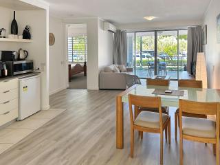 Blue on Blue Large One Bedroom Apartment, steps from ferry, amazing pool, wifi - Nelly Bay - 8