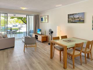 Blue on Blue Large One Bedroom Apartment, steps from ferry, amazing pool, wifi - Nelly Bay - 5
