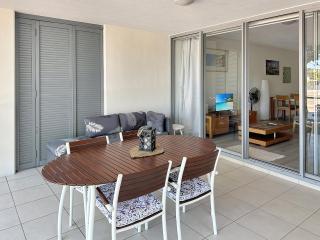 Blue on Blue Large One Bedroom Apartment, steps from ferry, amazing pool, wifi - Nelly Bay - 6