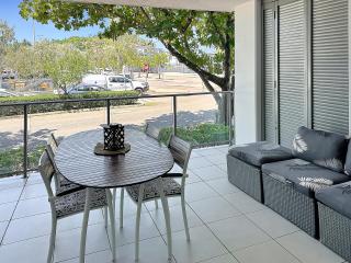 Blue on Blue Large One Bedroom Apartment, steps from ferry, amazing pool, wifi - Nelly Bay - 7