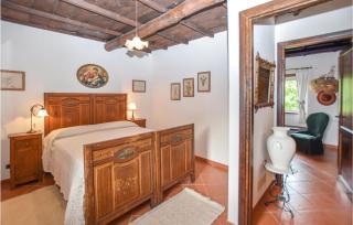 3 Bedroom Lovely Apartment In Nespolo - - 8