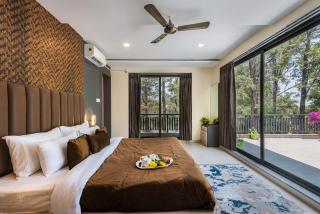 StayVista's Peace Paradise - In the Heart of Panchgani with Swimming Pool, Lawn, Indoor Activities, and Terrace - Panchgani - 4