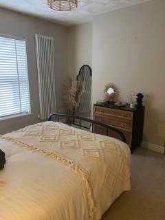Homely 2-bed Terrace with Log Burner - 4