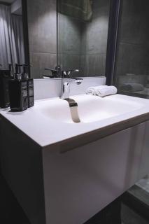 "Table Mountain View" - Stylish one bedroom with stunning Lion's Head & Table Mountain views - 1