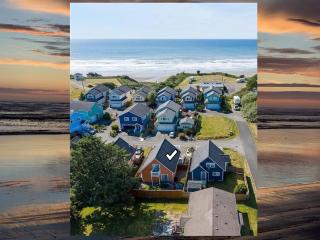 Sunkissed - 90 Seconds to Beach, Firepit, Privacy Fenced Yard, Gardens - Pacific Beach - 6