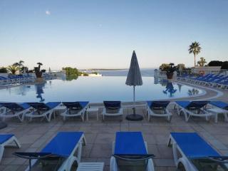 Appartement rénové, piscine à débordement, vue mer - 7