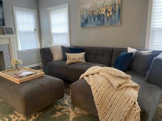 Cozy, 1st floor apartment 2bdrms Plus Semi Private room with Futon Pets with fee Family Friendly Close to Everything - Cleveland - 3