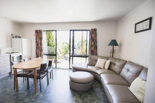 Apollo Lodge and Apartment - 4