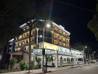 UJVARA HOTEL - Golem - 0