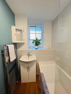 Cosy London bedroom near Oval Station - shared bathroom - 6