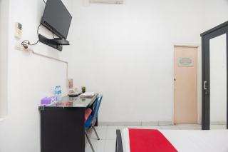 RedDoorz Syariah near Grand Galaxy Park - 1
