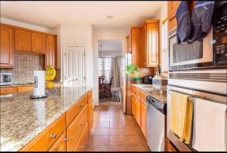 Van Gogh Guest Rm #1 • Van Gogh 1-Executive Room in a single family home - 7